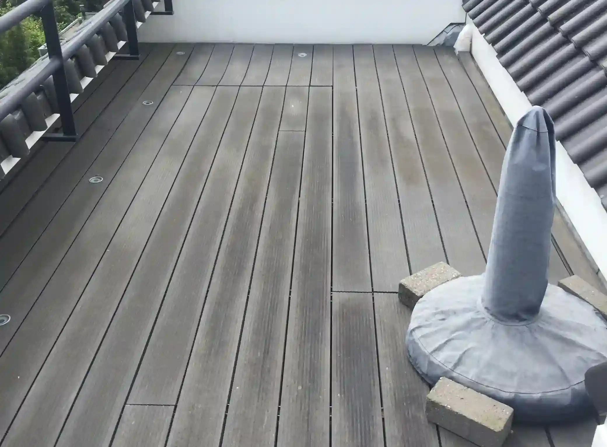 balkon terras met reling en vlonder