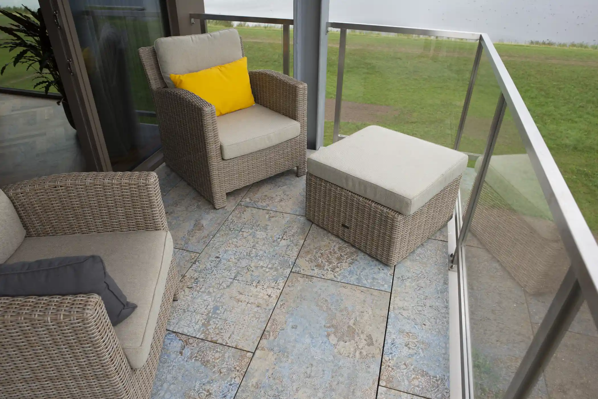 balkon met unieke vloer en stoelen