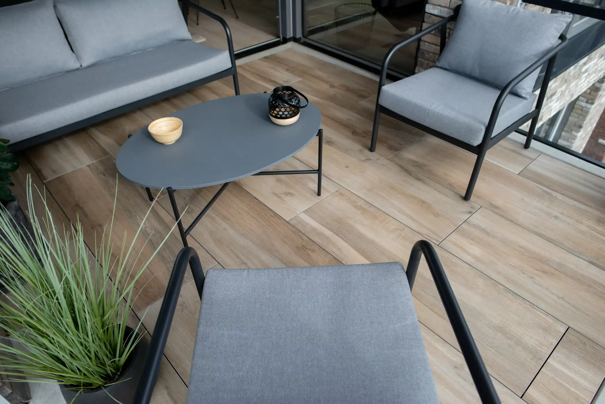 balkon met tafel en stoelen