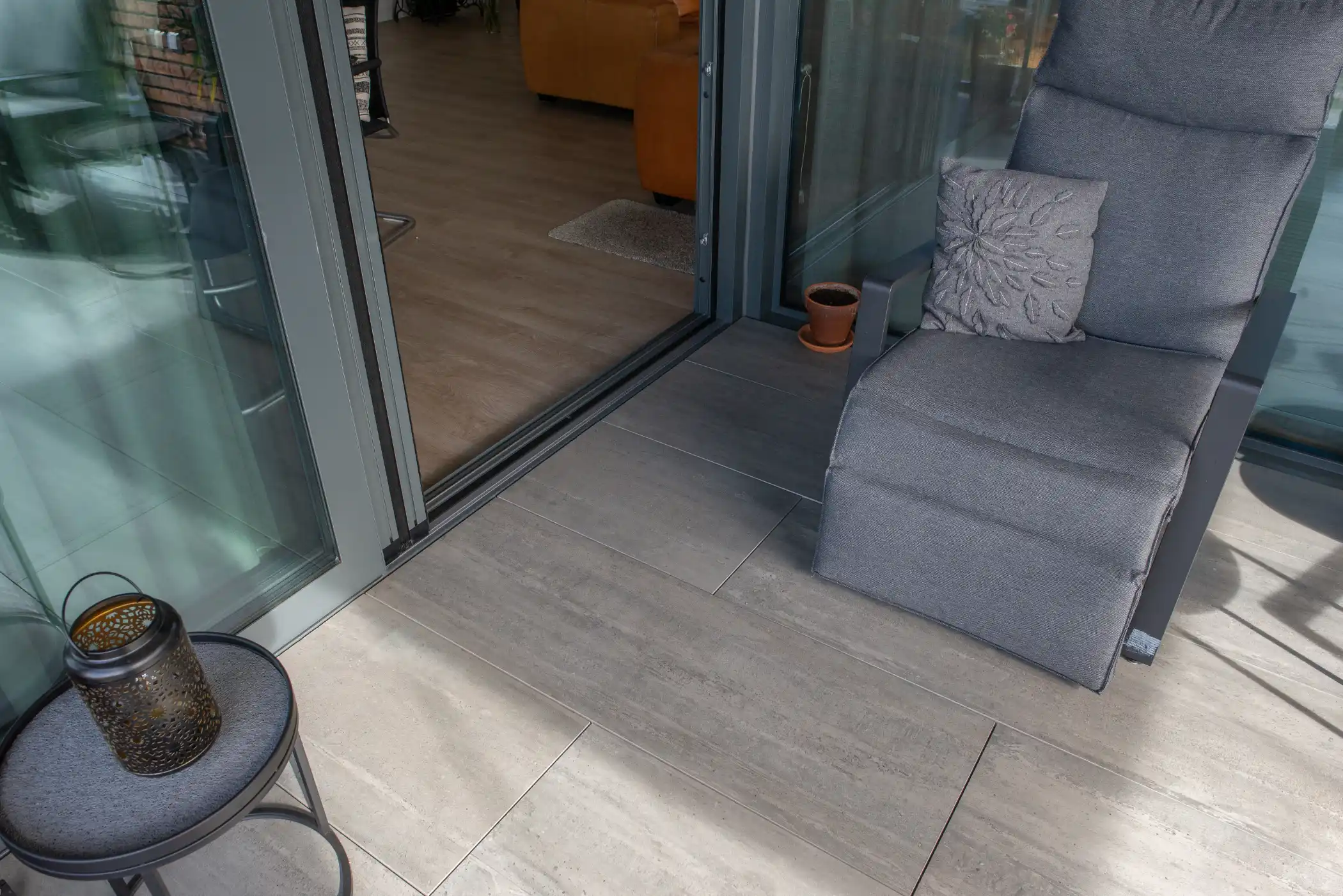 balkon met vlonderstijl keramiek