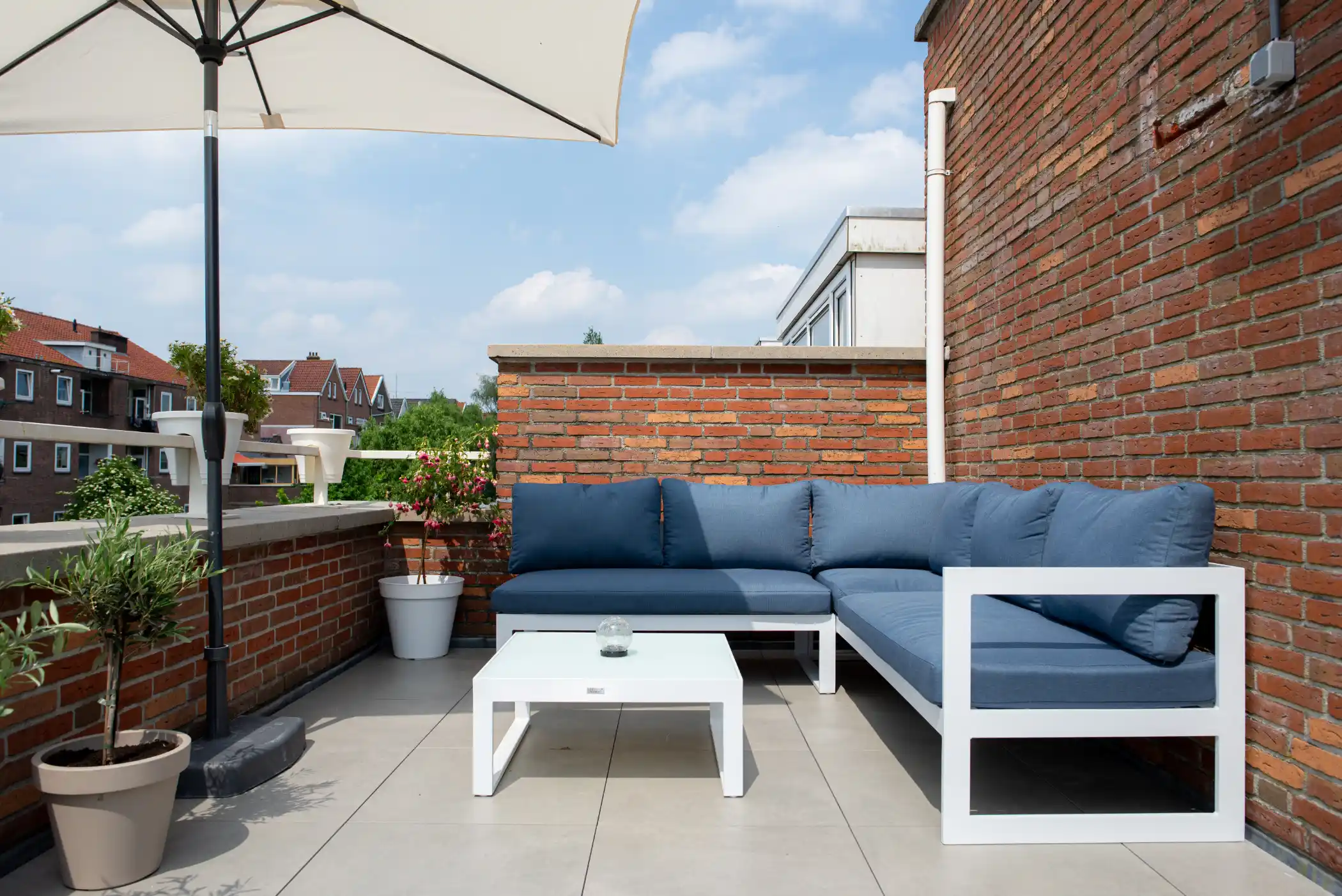 balkon met bank en parasol 