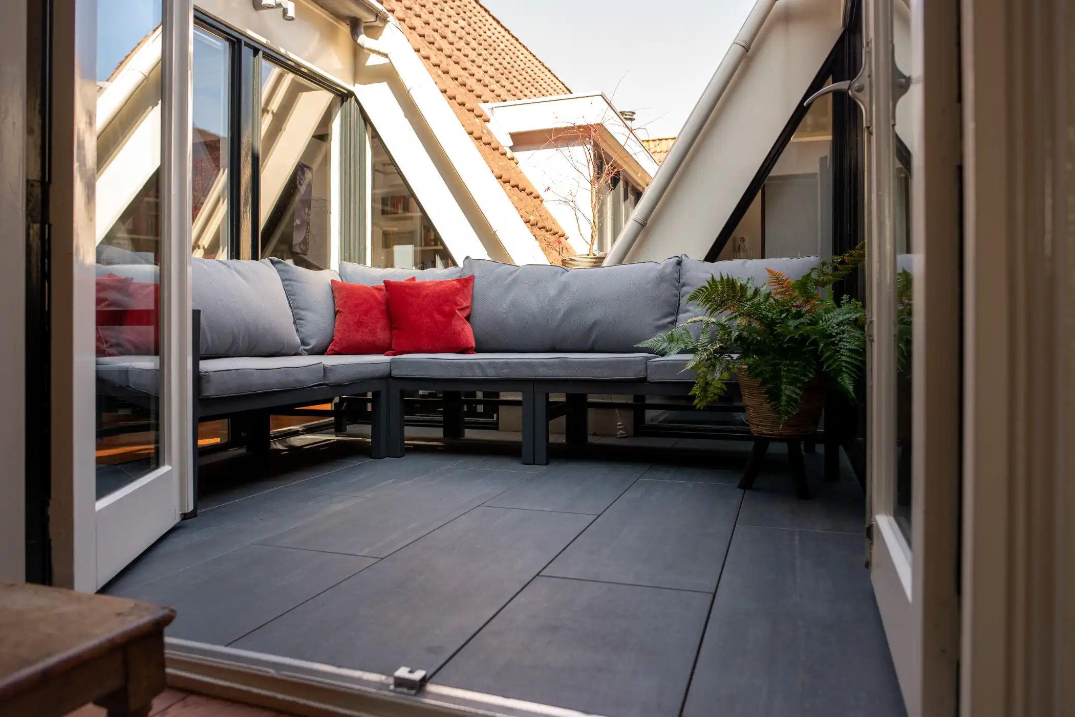 grote loungebak op balkon