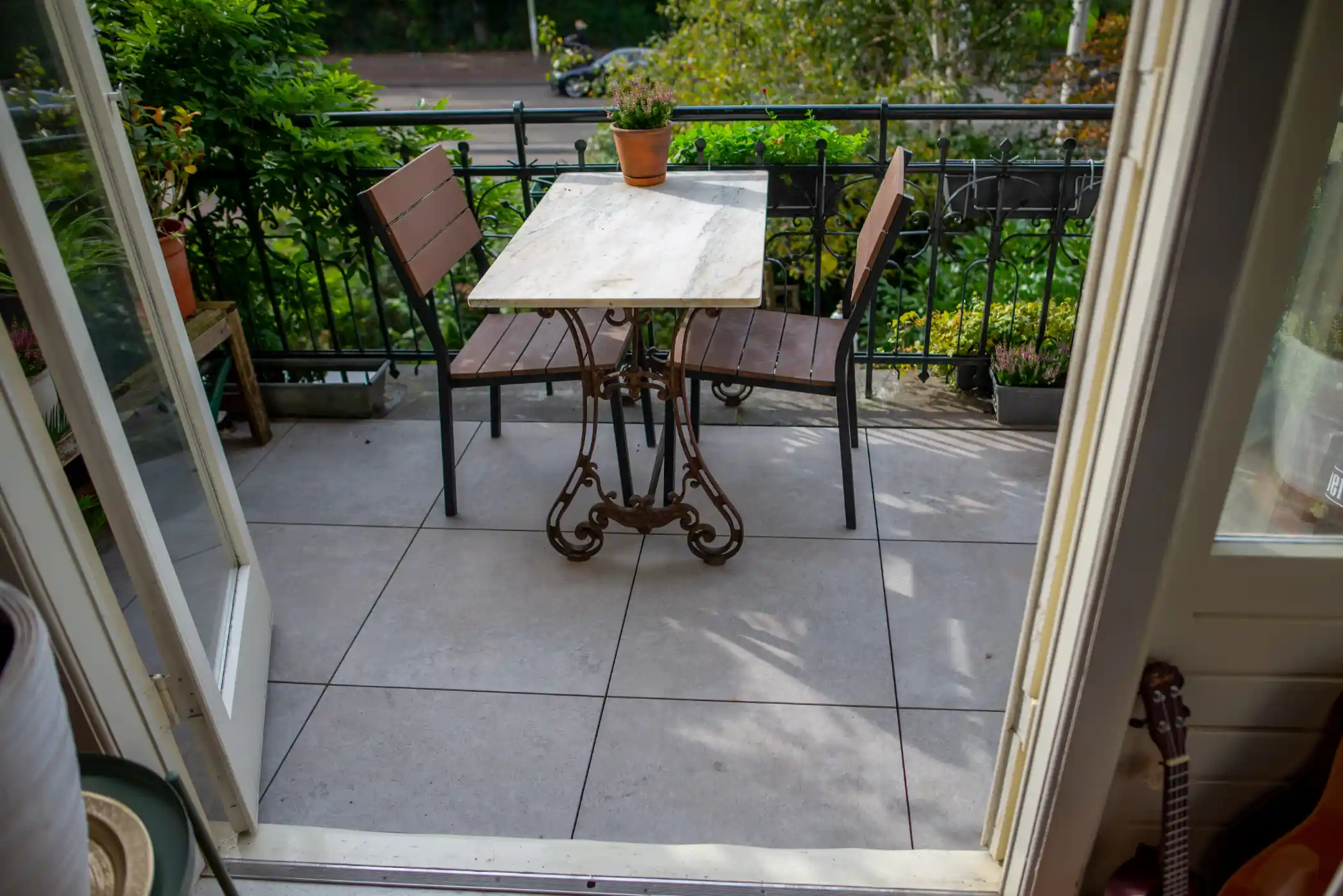 klassieke stoel en kleine tafel op klein balkon