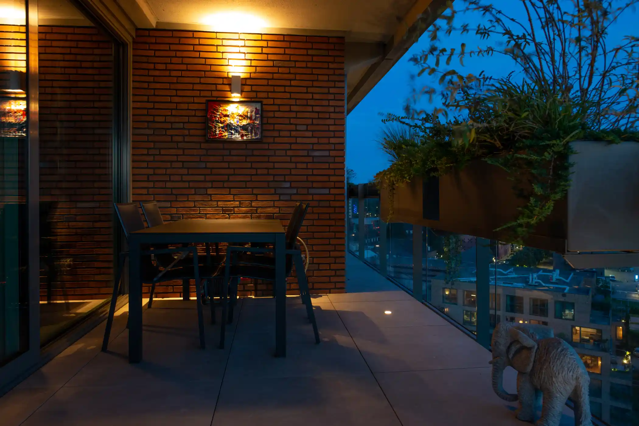 balkon met verlichting en plantenbakken