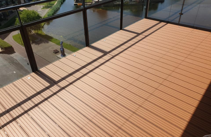 balkon met houten vloer