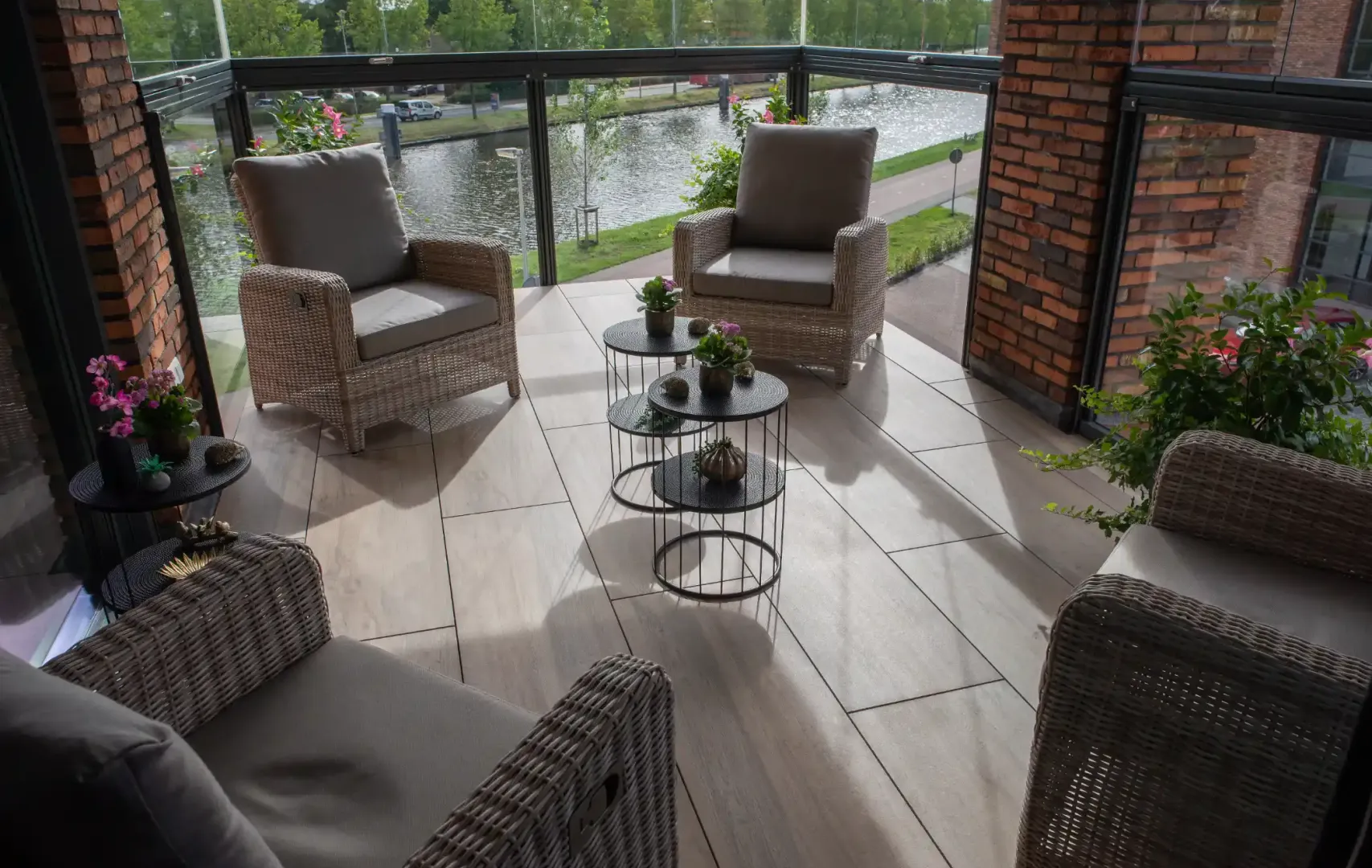 Aequa Silver houtlooktegels op balkon in Purmerend