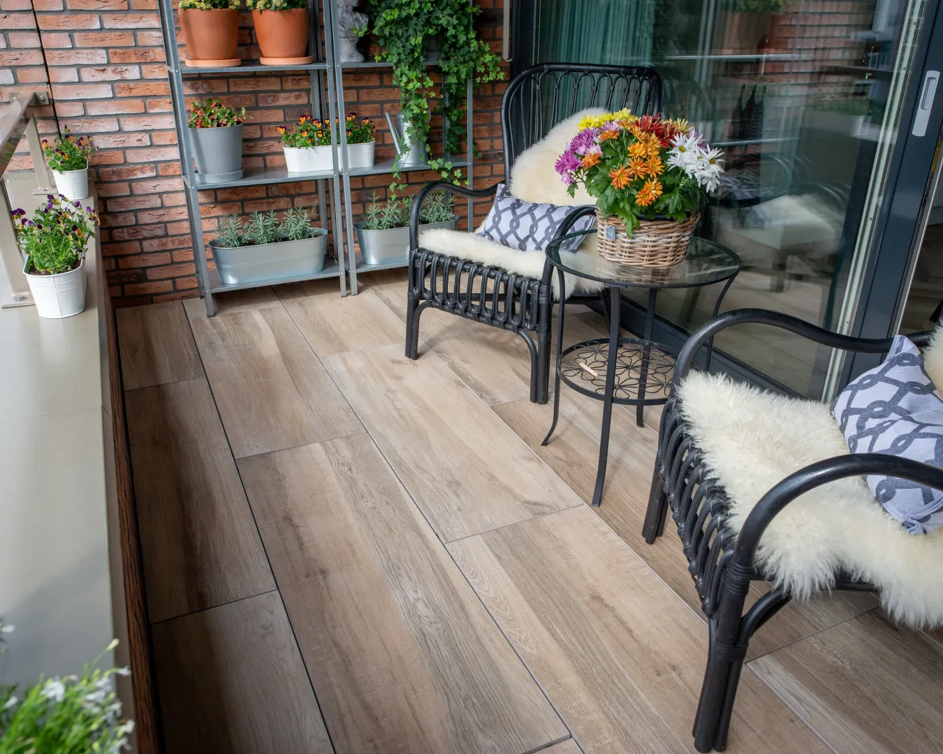 Balkon met houtlooktegels Oegstgeest