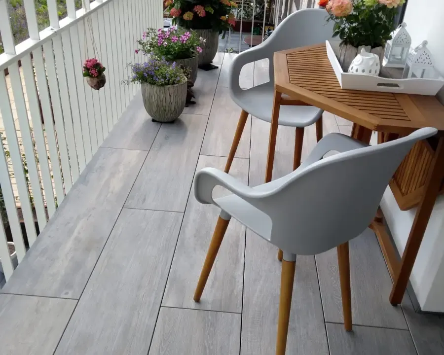 Trendy balkon met 30x120 cm houtlooktegels Utrecht