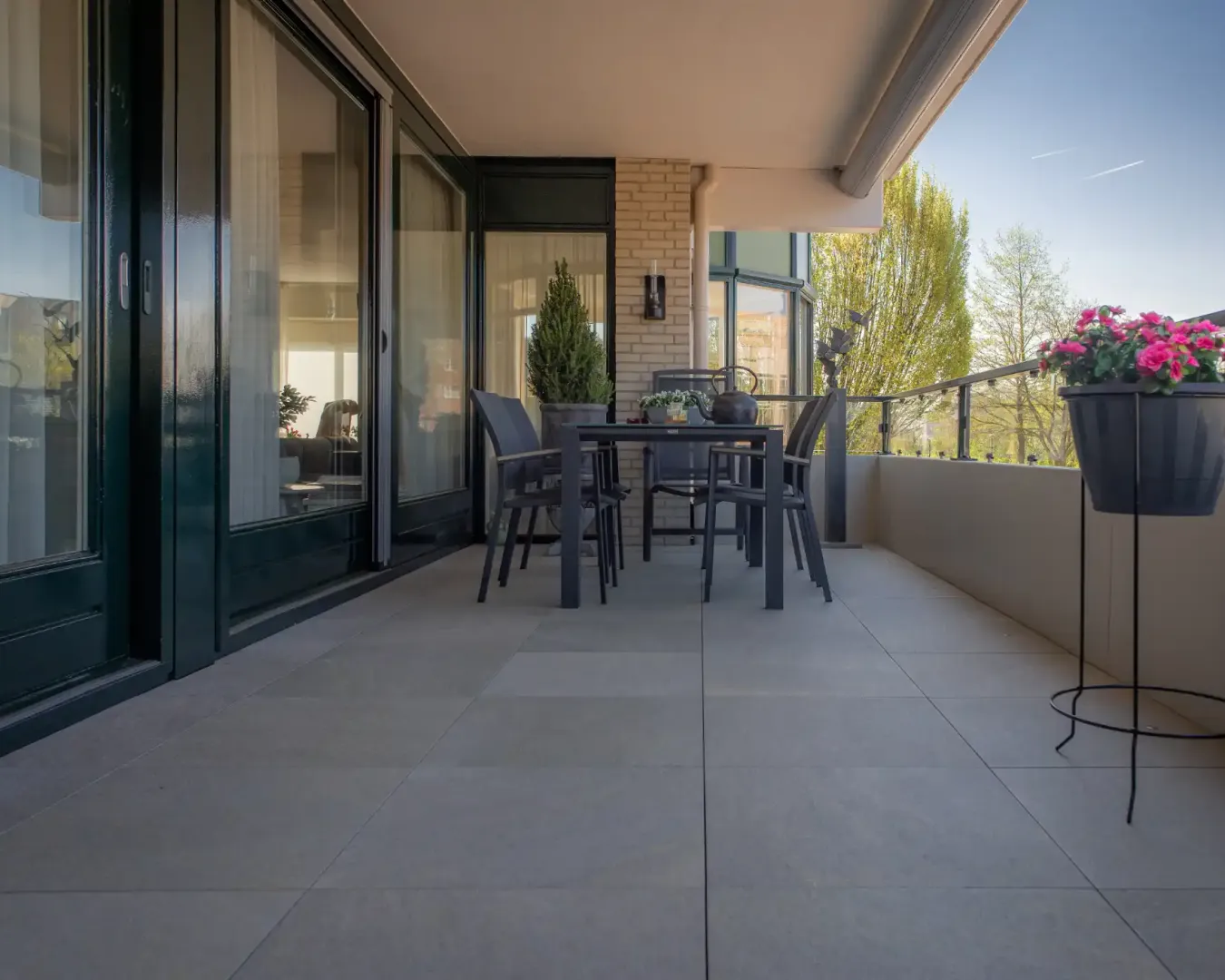 Groot balkon Veenendaal met verlichting