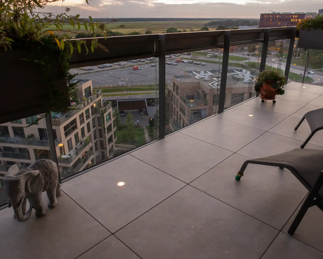 Balkon met keramische tegels en verlichting Den Bosch