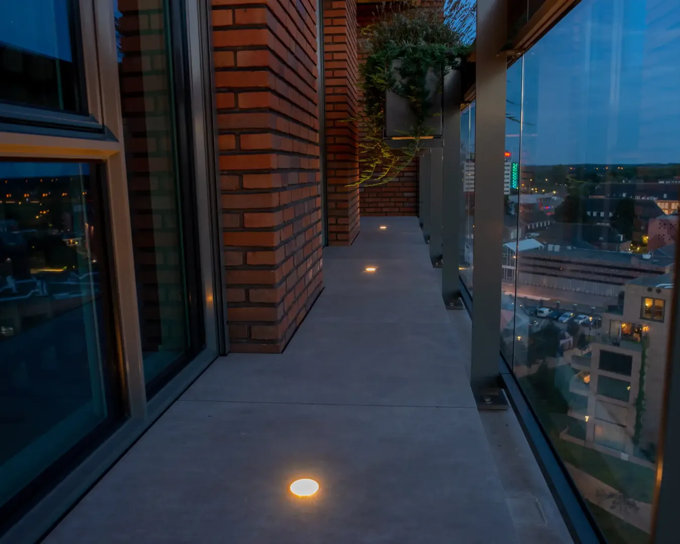 Balkon met keramische tegels en verlichting Den Bosch