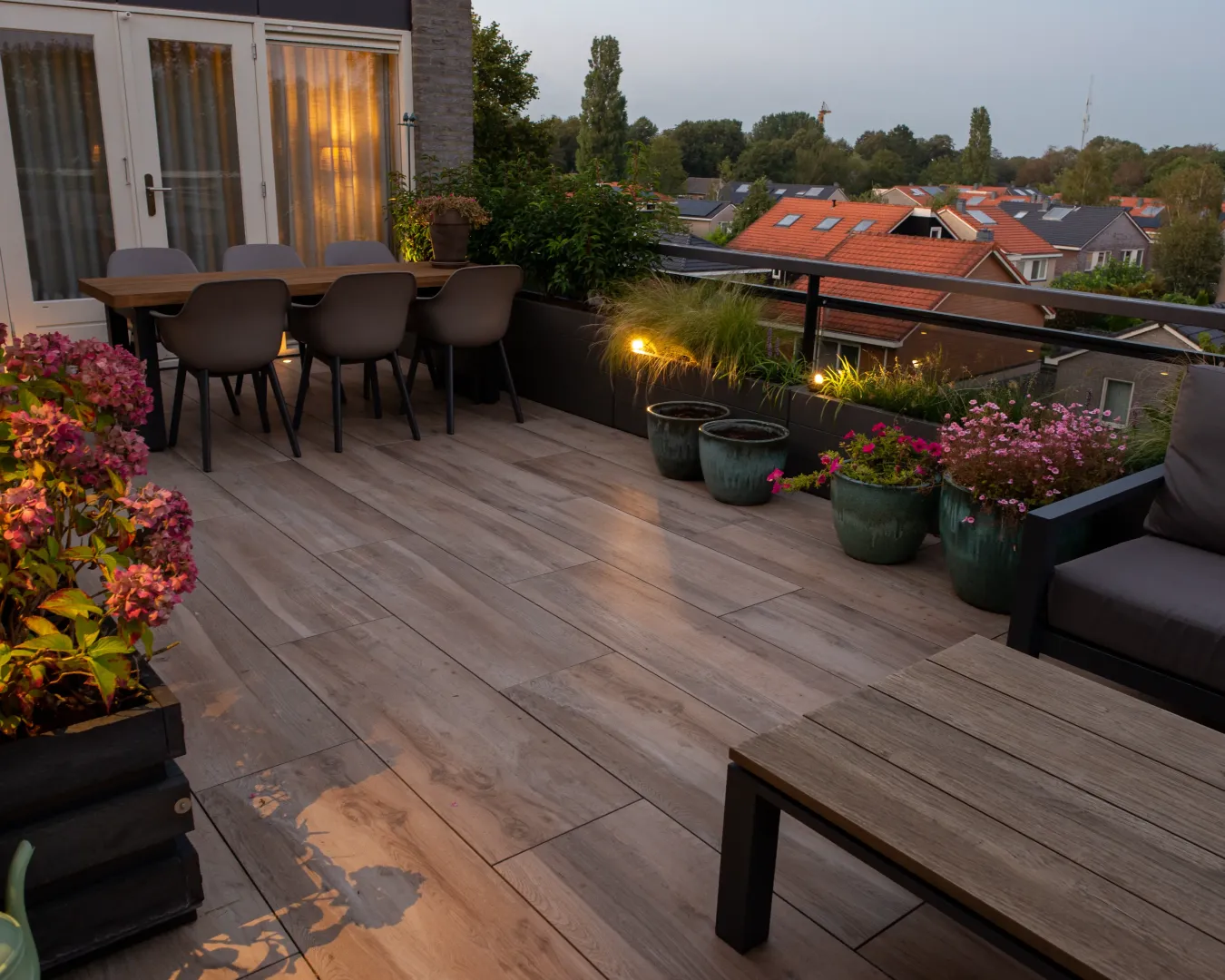 Dakterras met bloembakken en verlichting in Bergen