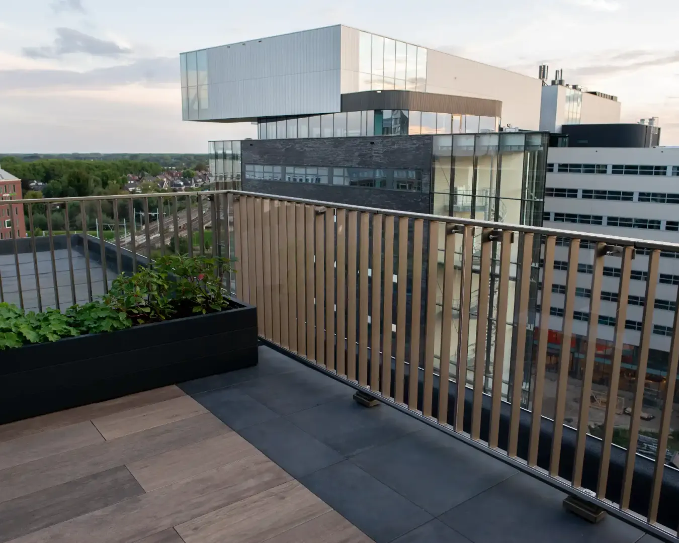 Dakterras Den Bosch met twee soorten tegels