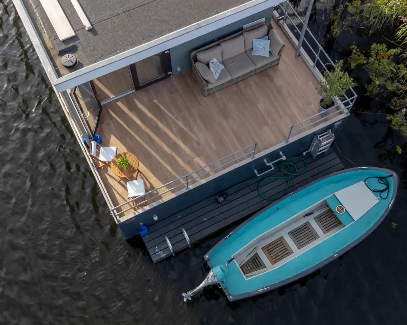 Terras op woonboot