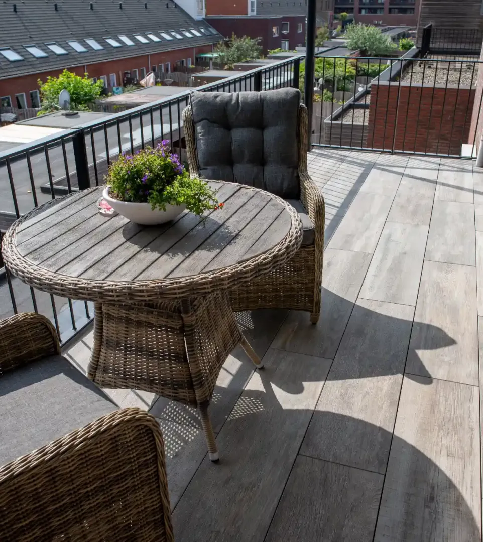 Balkon met houtlooktegels Den Haag