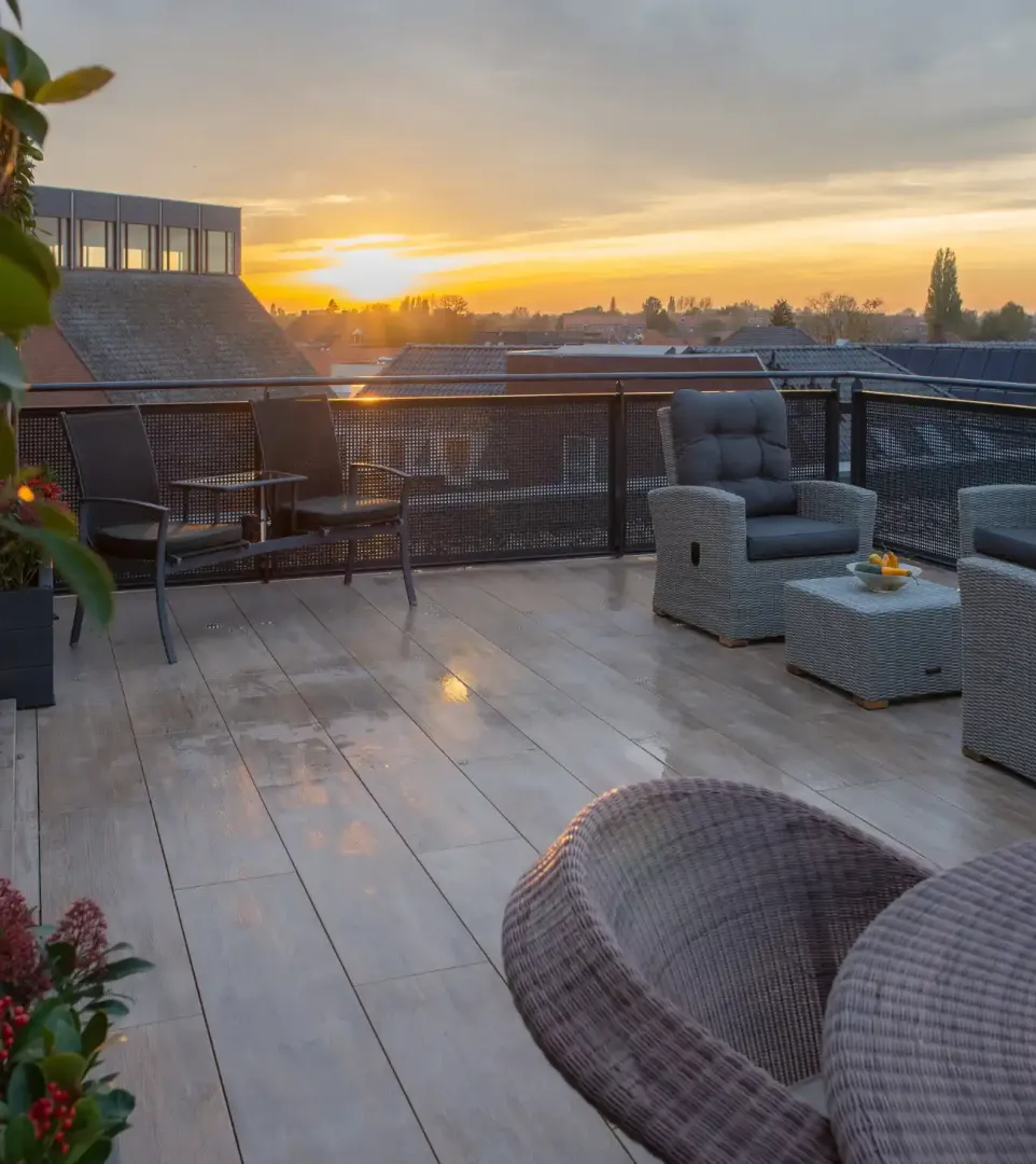 Compleet dakterras met houtlooktegels in Nijkerk