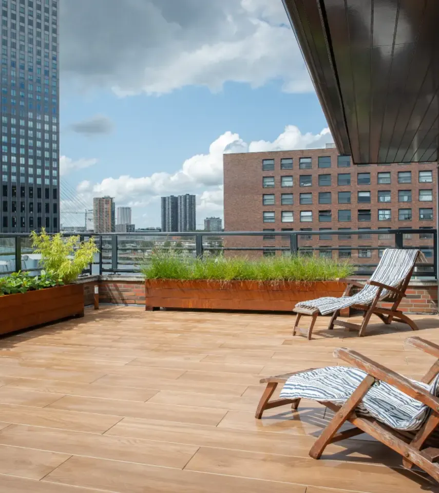 Dakterras Rotterdam met bloembakken en verlichting