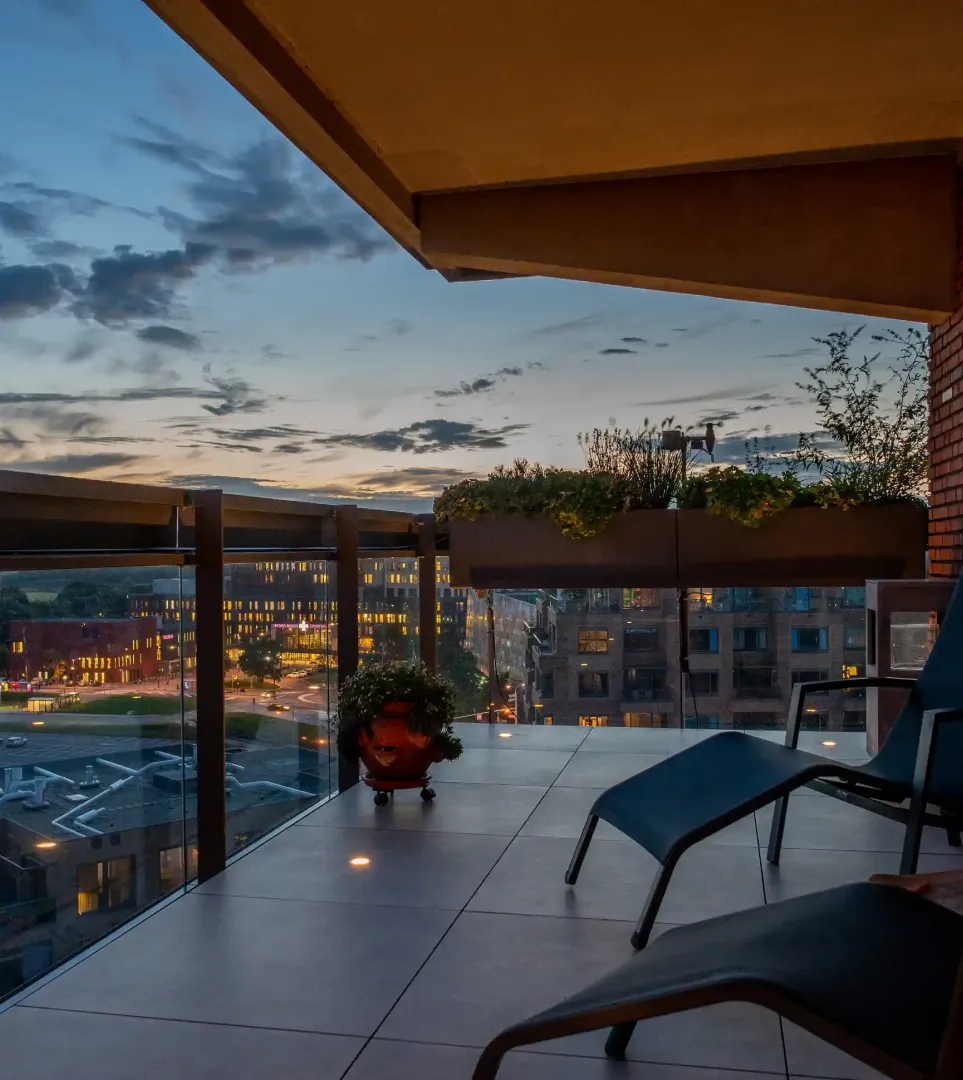 Balkon met keramische tegels en verlichting Den Bosch