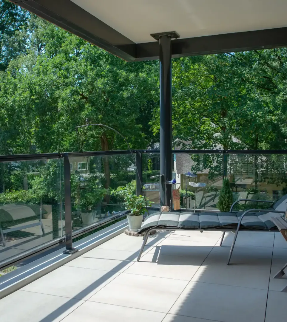 Balkon met lichtgrijze vierkante tegels