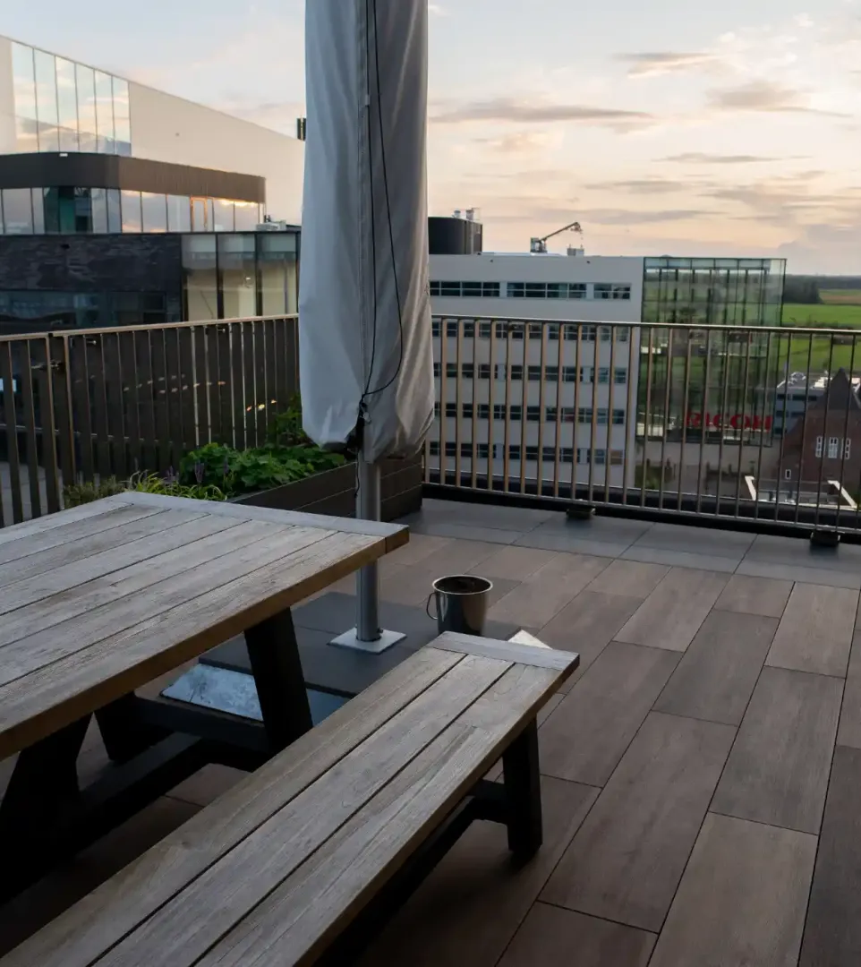 Dakterras Den Bosch met twee soorten tegels