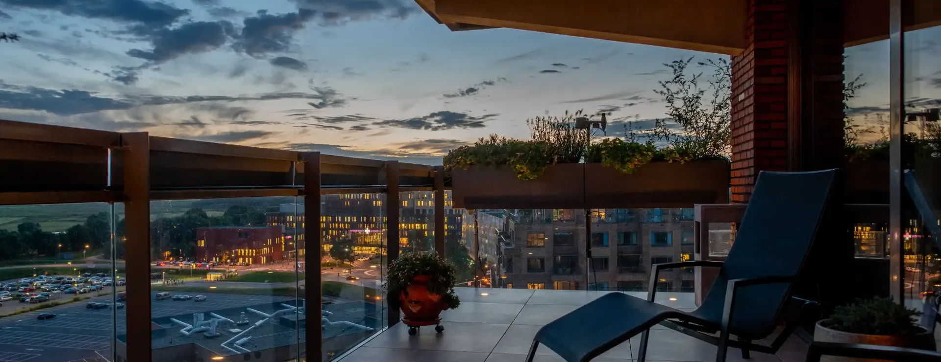 Balkon met keramische tegels en verlichting Den Bosch