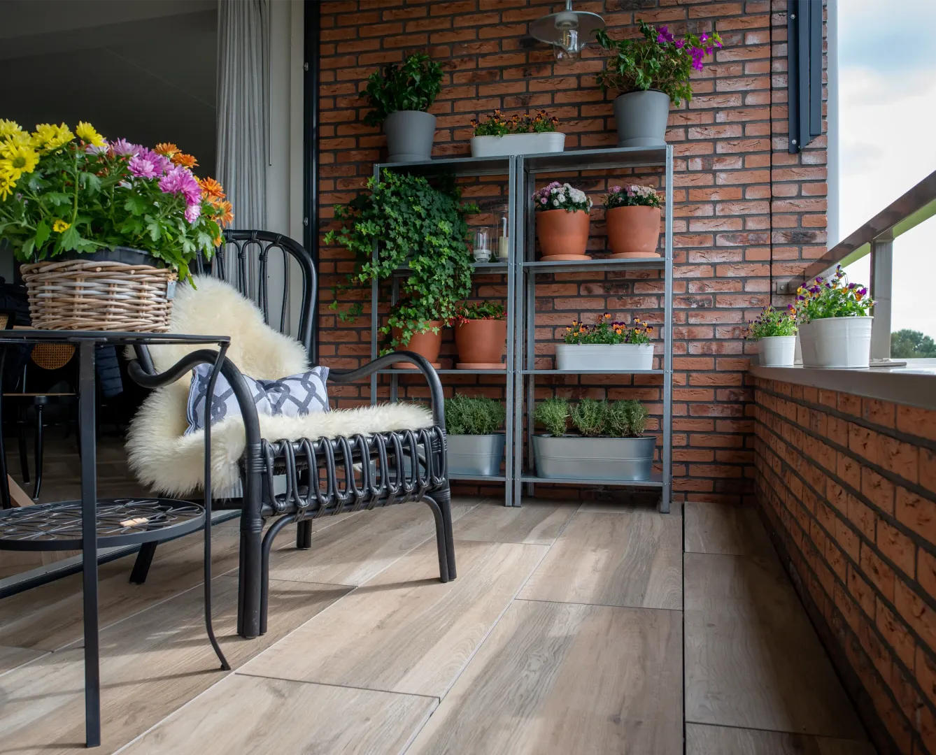 Balkon met houtlooktegels Oegstgeest