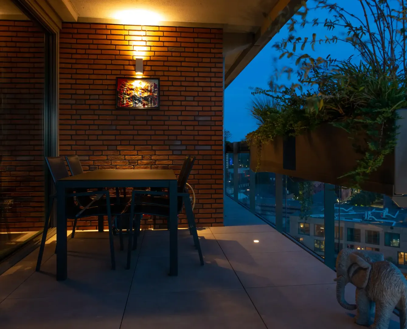 Balkon met keramische tegels en verlichting Den Bosch