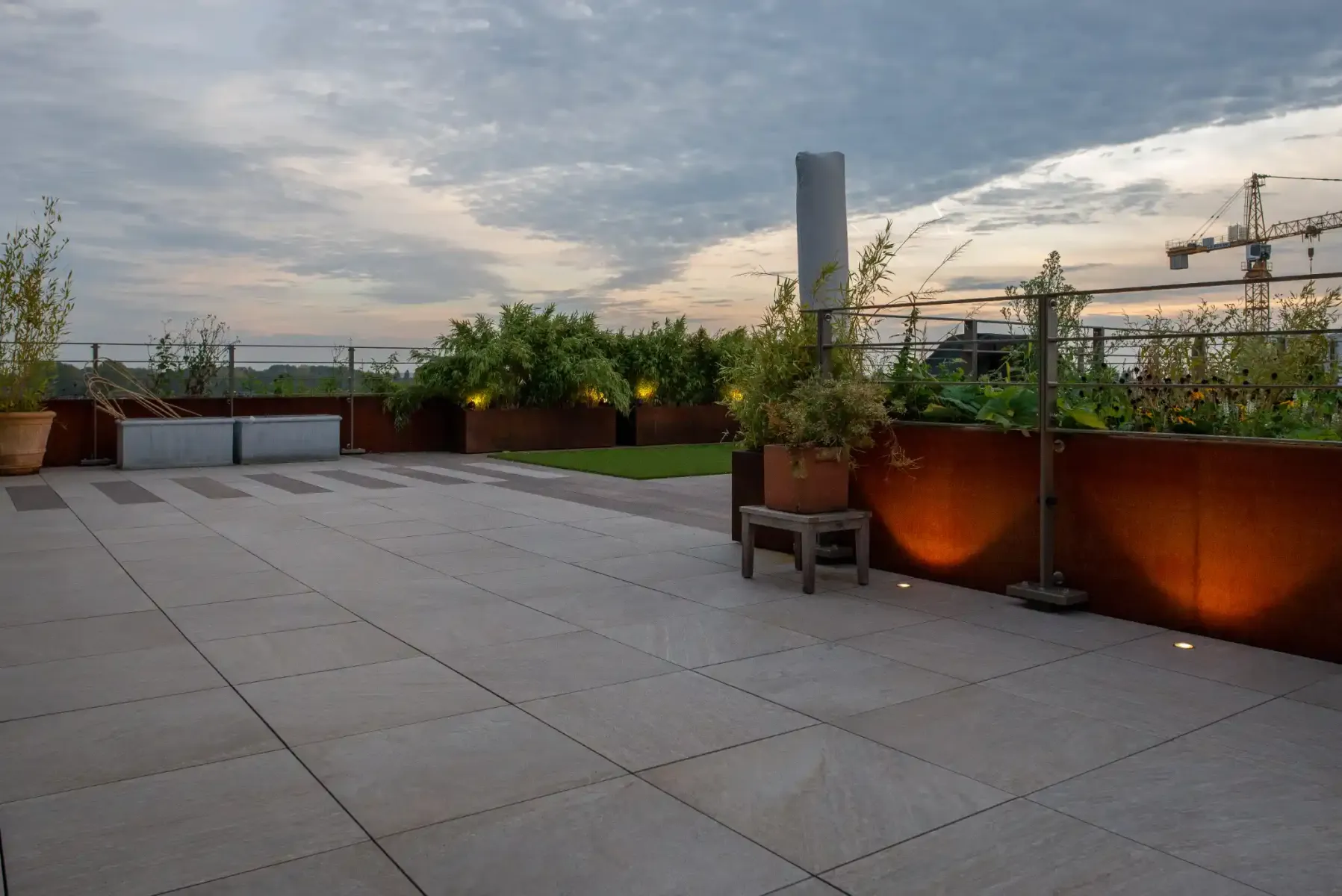 dakterras groot met keramische tegels en verlichting blauwe lucht met wolken