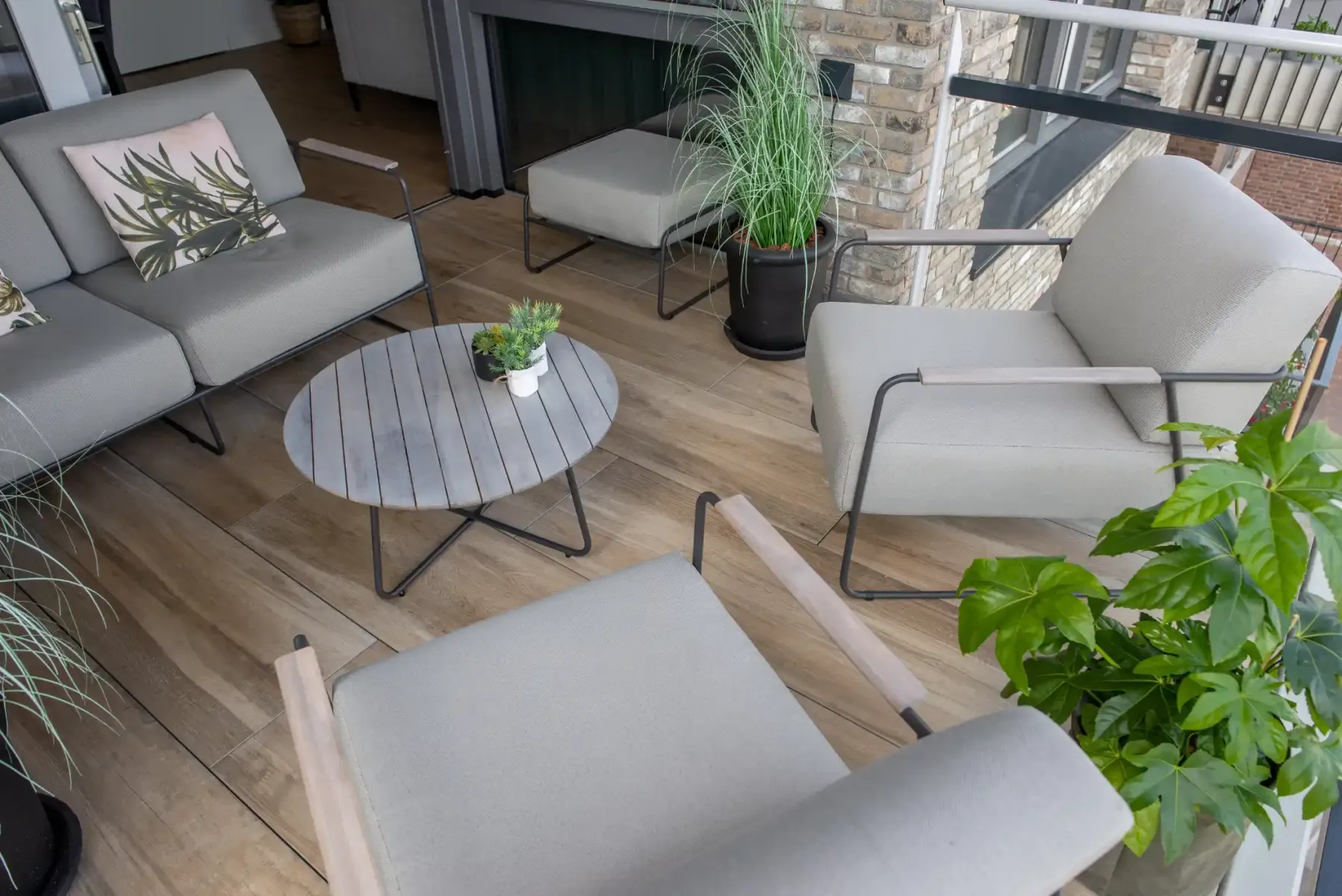 balkon met stoelen en tafel