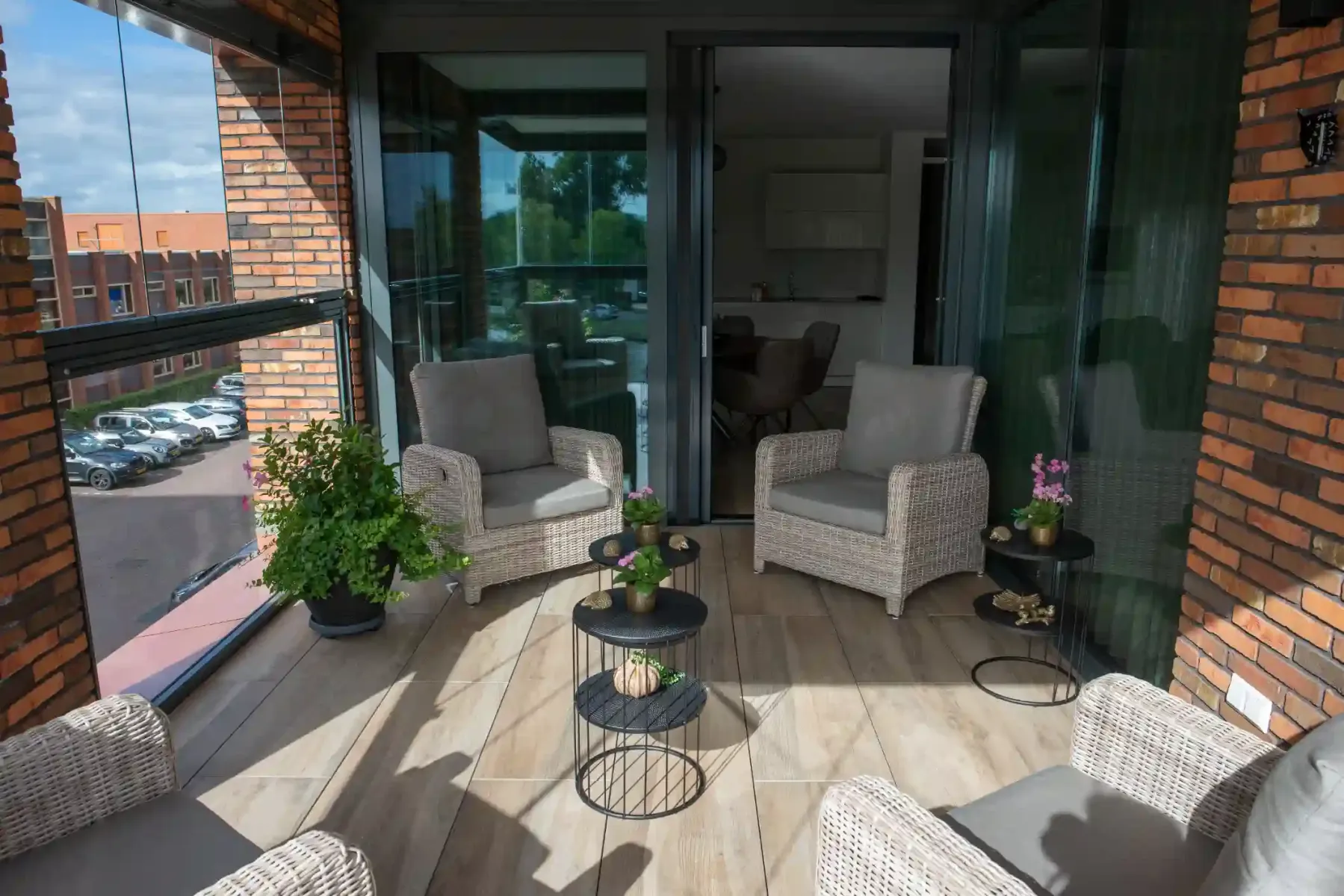 inpandig balkon met 4 stoelen 