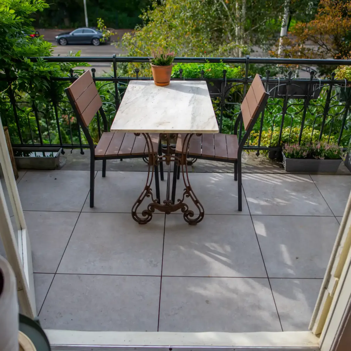 balkon met tafel en stoel