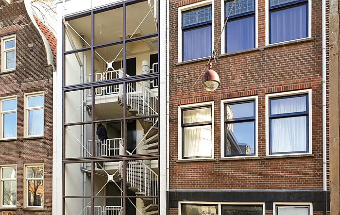 Compleet trappenhuis betegelen in hartje Amsterdam