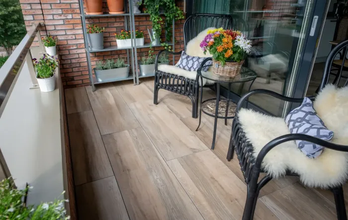 Balkon met houtlooktegels Oegstgeest