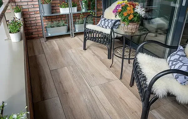 Balkon met houtlooktegels Oegstgeest