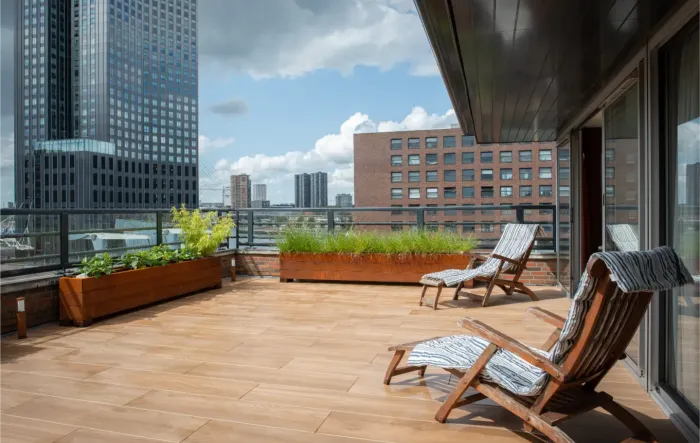 Dakterras Rotterdam met bloembakken en verlichting