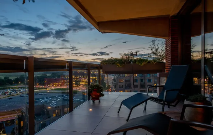 Balkon met keramische tegels en verlichting Den Bosch