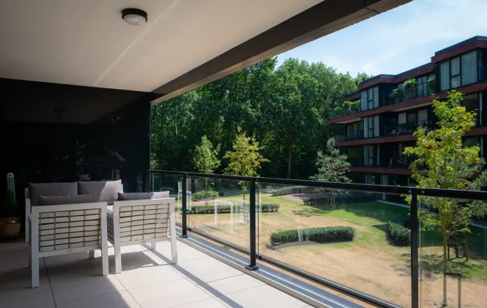 Balkon met lichtgrijze vierkante tegels