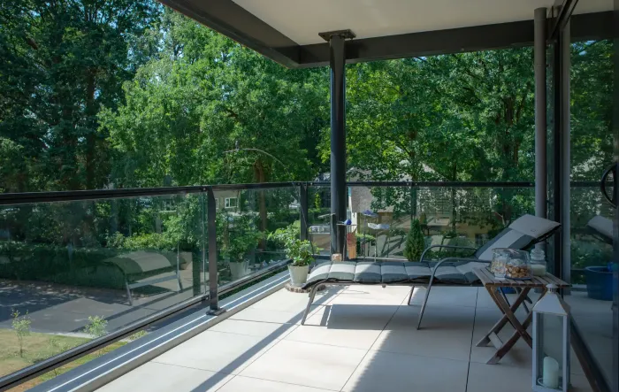 Balkon met lichtgrijze vierkante tegels