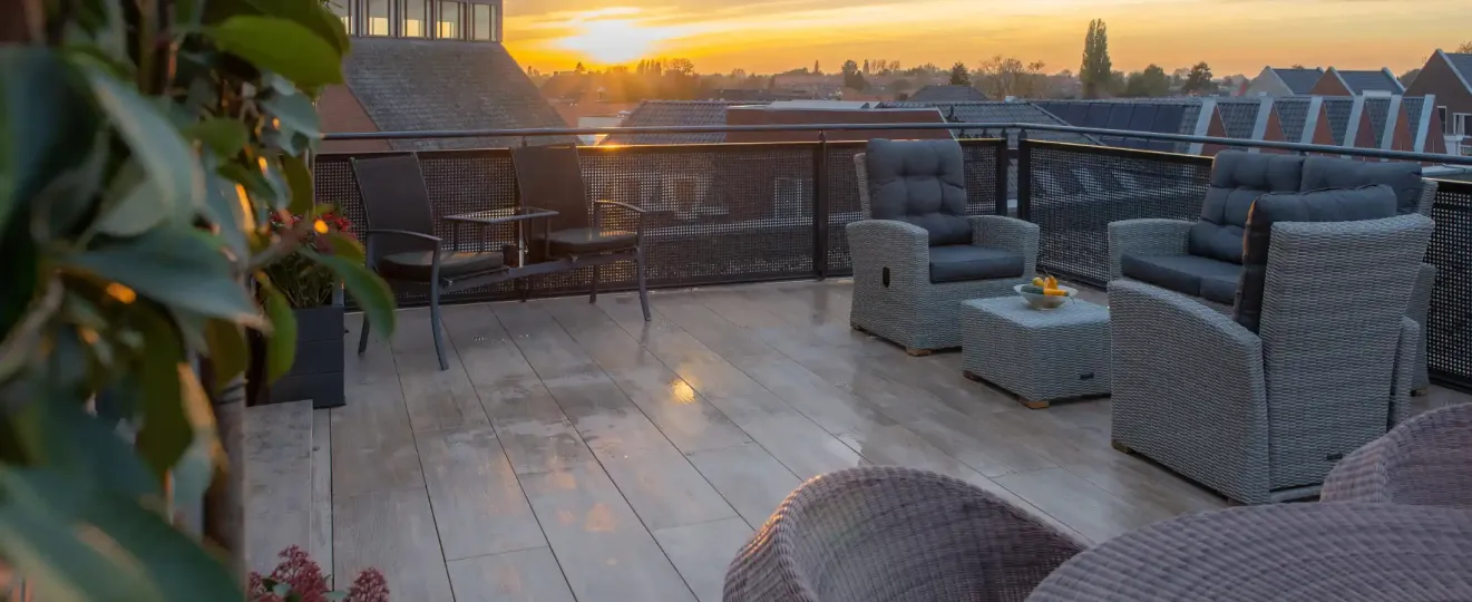 Compleet dakterras met houtlooktegels in Nijkerk