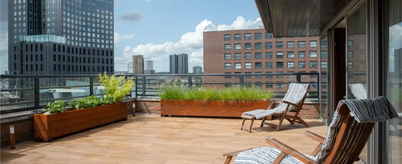 Dakterras Rotterdam met bloembakken en verlichting